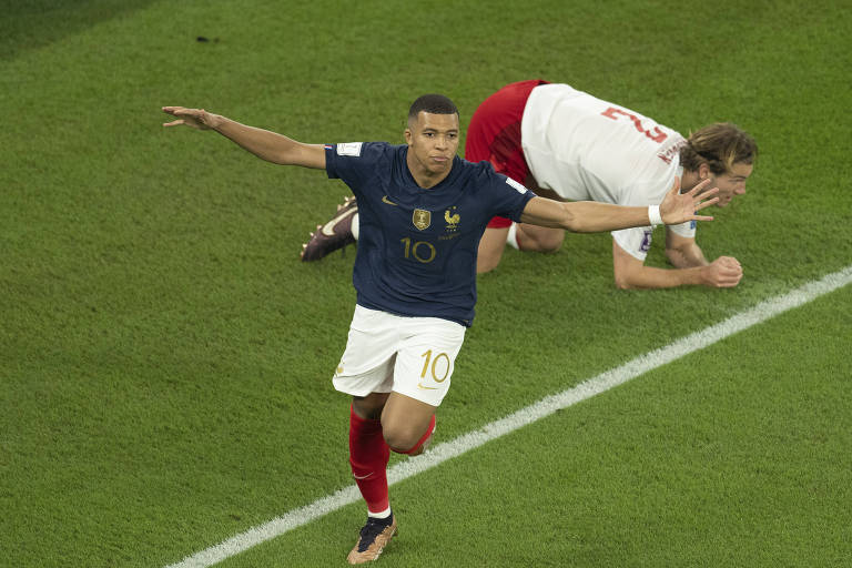 Correndo de braços abertos,  francês Kylian Mbappe comemora gol contra a Dinamarca