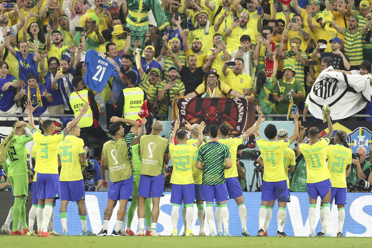 Brasileiros comemoram com a torcida no estádio 974 a vitória sobre a Suíça
