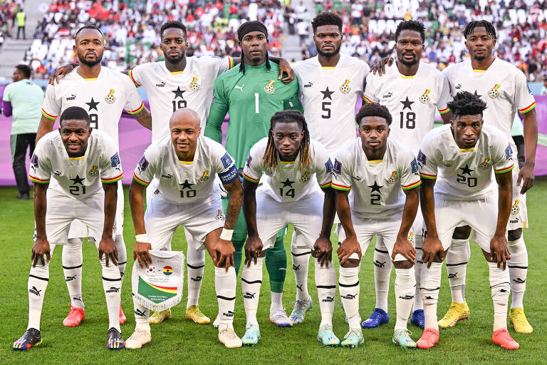 Jogadores de Gana posam para foto antes do jogo em que derrotaram a Coreia do Sul por 3 a 2 em Doha; todos os dez jogadores de linha estão de uniforme branco, e o goleiro, de verde 