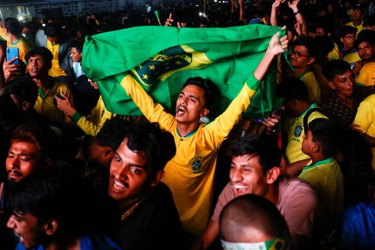 Multidão assiste ao jogo do Brasil em Bangladesh