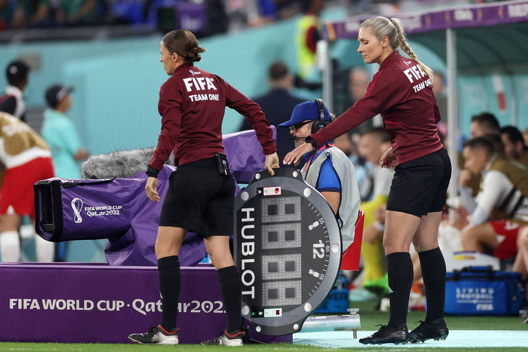Neuza Back passa placa que indica substituição para Stéphanie Frappart, quarta árbitra em México x Polônia, na Copa do Qatar