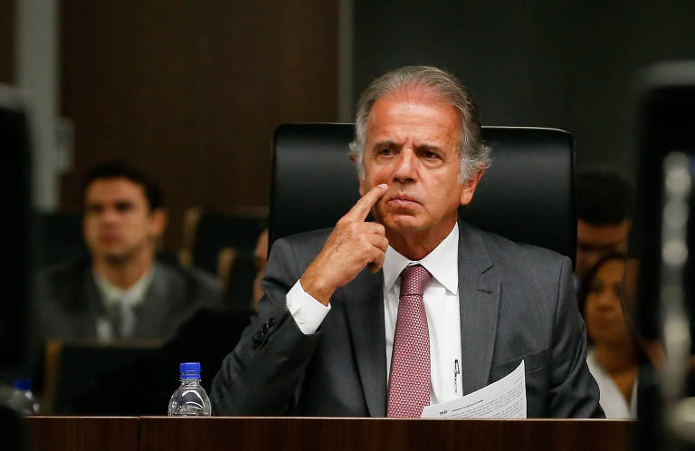 Durante sessão plenária do TCU (Tribunal de Contas da União) destinada à análise das contas do governo Dilma Rousseff em 2015, José Múcio Monteiro, relator do processo, recomendou a rejeição das contas da presidente, alegando que a petista escondeu dívidas