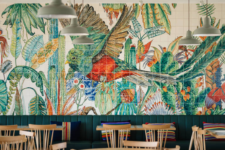 Painel de azulejos em motivos tropicais, ilustrados com pássaros e folhas verdes
