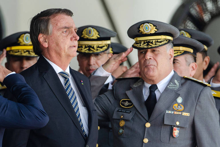 O comandante do Exército, Feire Gomes, presta continência a Bolsonaro em evento na Academia Militar das Agulhas Negras, no Rio