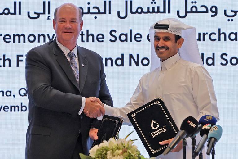 Ryan Lance, CEO da multinacional americana ConocoPhillips, cumprimenta o ministro da Energia do Qatar e CEO da QatarEnergy, Saad Sherida al-Kaabi, em Doha
