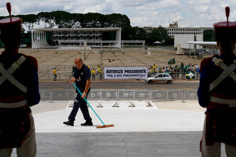 Manifestantes protestam em frente ao Palácio do Planalto com pedido de golpe ao presidente Jair Bolsonaro