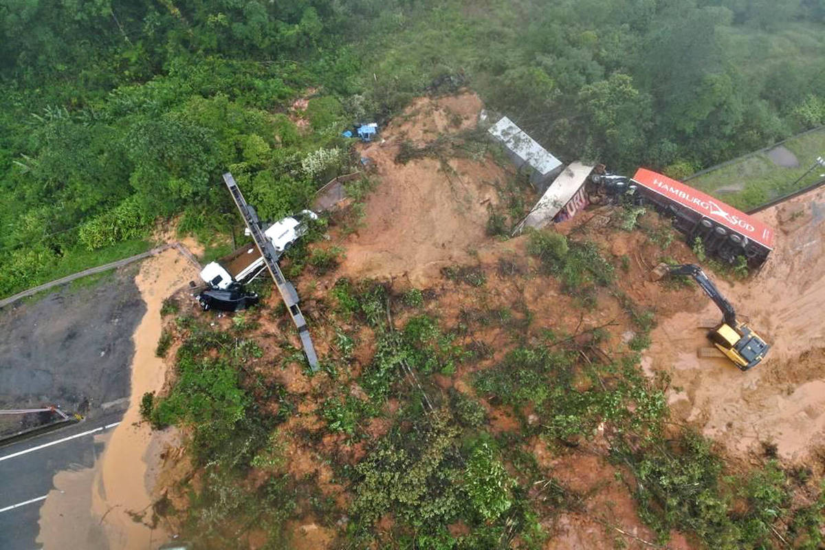 Queda de barreira interdita BR-277 que dá acesso ao litoral do Paraná