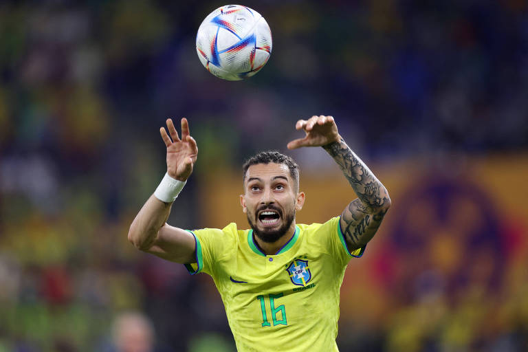 Usando a camisa amarela da seleção brasileira com o número 16 na altura do peito, o lateral esquerdo Alex Telles cobra um lateral em Brasil x Suíça na Copa do Qatar