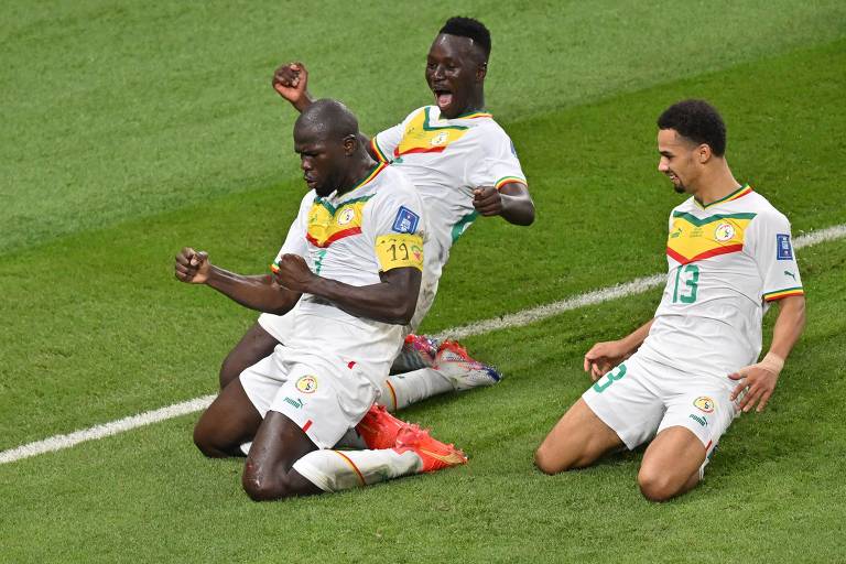 O zagueiro do Senegal Kalidou Koulibaly comemora com os companheiros de equipe