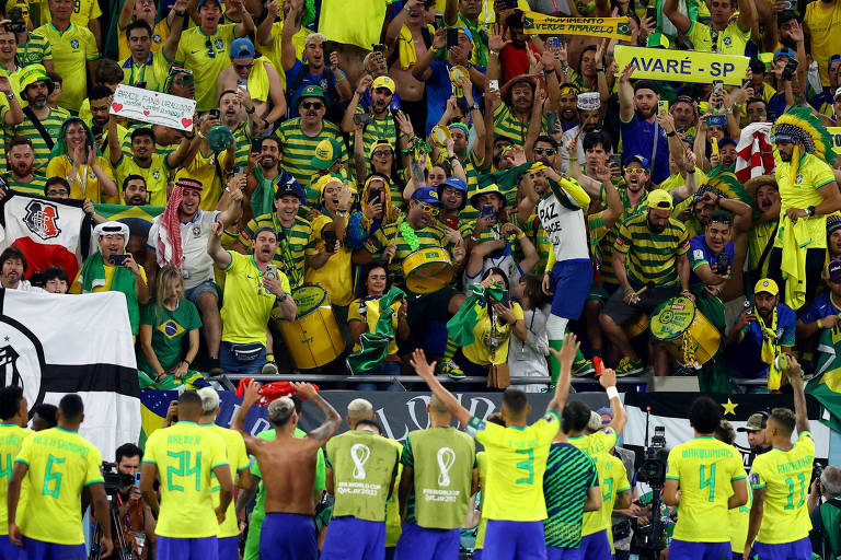 Os jogadores da seleção brasileira comemoram com a torcida após vitória contra a Suíça