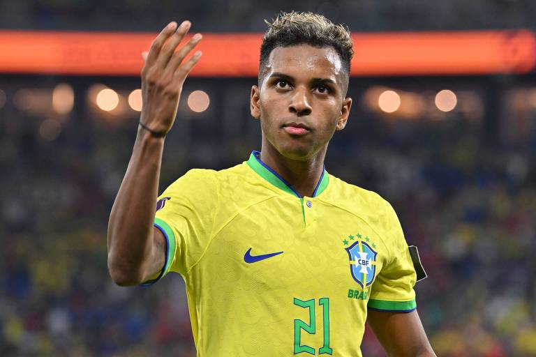 Usando a camisa amarela da seleção brasileira, com o número 21 em verde, Rodrygo faz sinal com a mão direita no jogo em que o Brasil ganhou da Suíça por 1 a 0 no estádio 974, em Doha, na Copa do Qatar