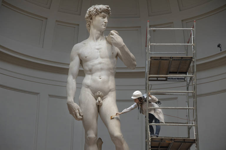 Restauradores limpam o Davi de Michelangelo, em Florença