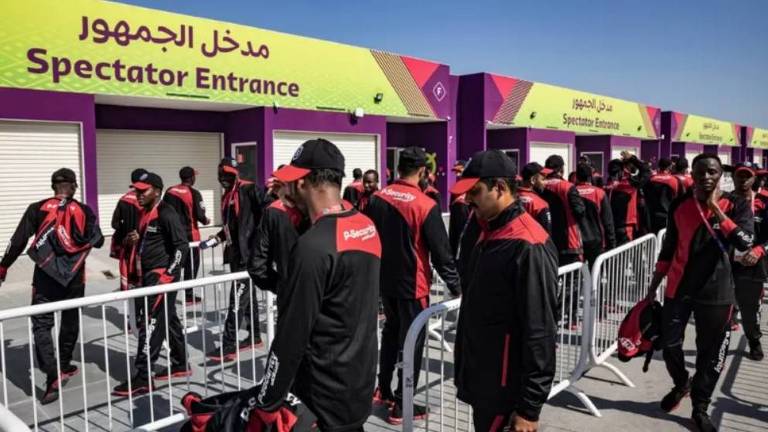 Dezenas de seguranças uniformizados do lado de fora de um estádio em Doha
