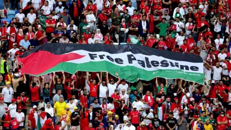 Durante o jogo Austrália x Tunísia, torcedores abriram uma bandeira com os dizeres 'Palestina Livre'