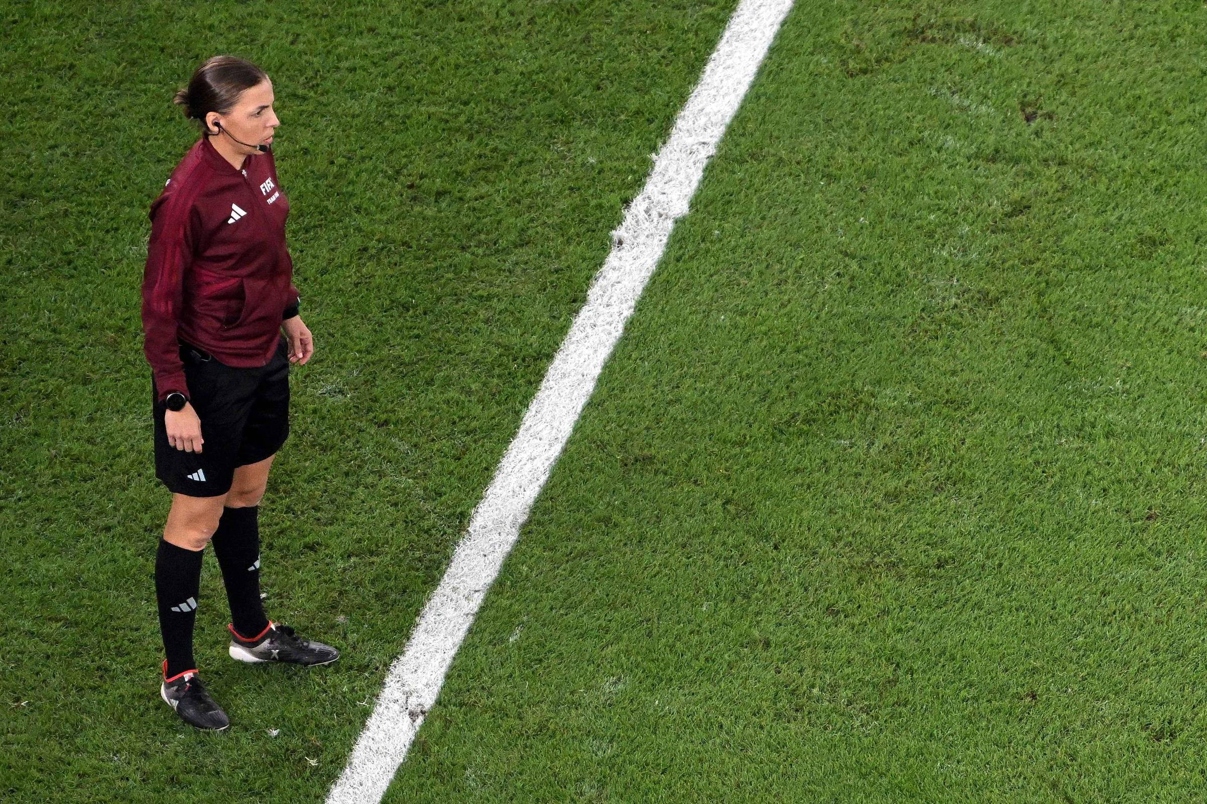 Neuza Back: árbitra brasileira compõe 1º trio feminino na Copa - Vermelho