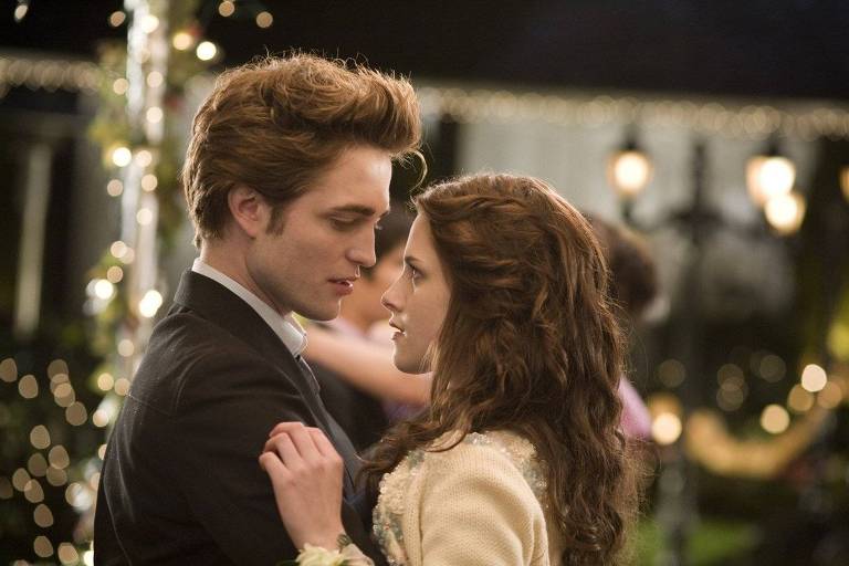 Robert Pattinson e Kristen Stewart em cena de filme 'Crepúsculo'