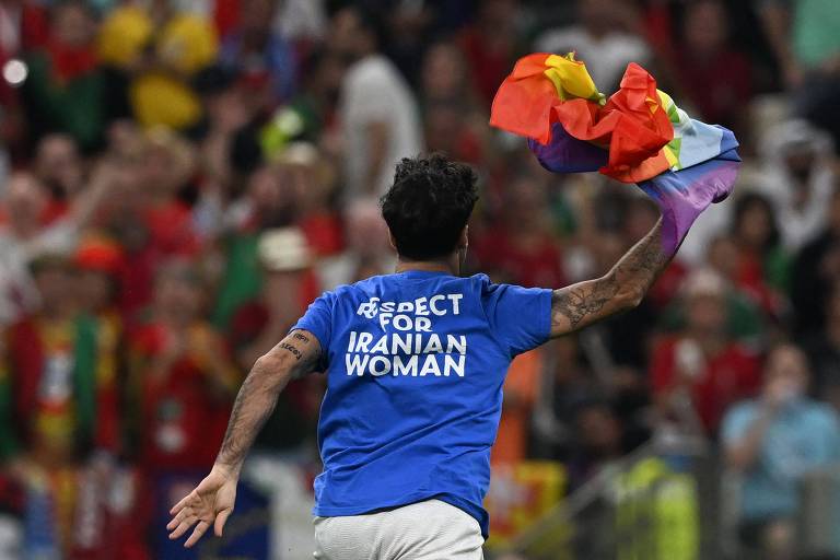 Mario Ferri, 35, invadiu o gramado do jogo entre Portugal e Uruguai, na segunda (28), com mensagem na camisa pedindo respeito às mulheres iranianas