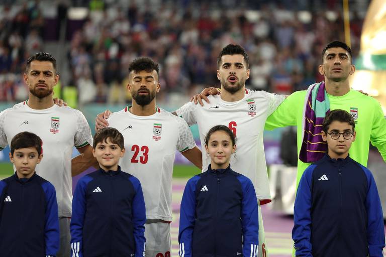 Os jogadores do Irã cantaram o hino nacional sem entusiasmo antes do duelo contra os EUA
