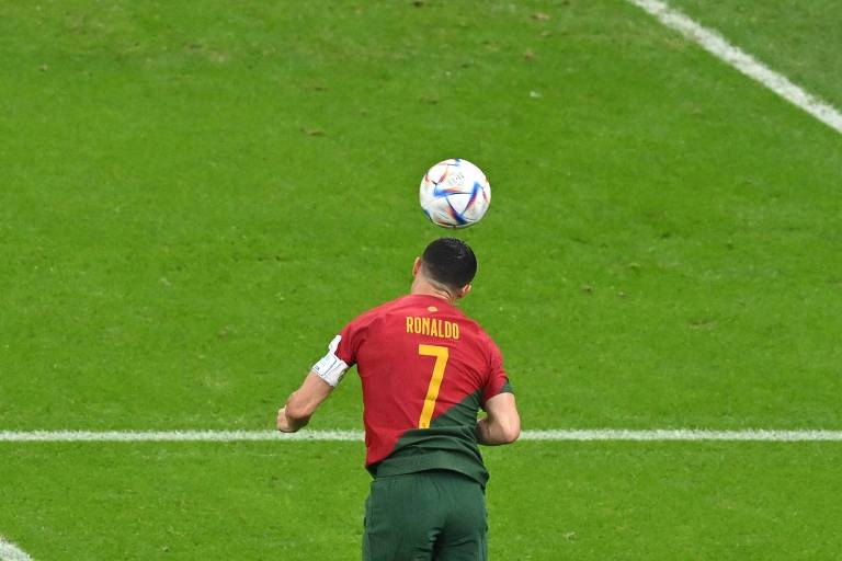 Cristiano Ronaldo tenta cabecear a bola no primeiro gol contra Uruguai; o chip indicou que ele não tocou na bola 