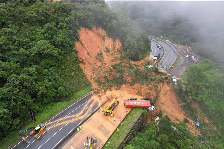 Parte da BR-280 desmorona no Norte de SC por causa das chuvas e trecho é  interditado, Santa Catarina