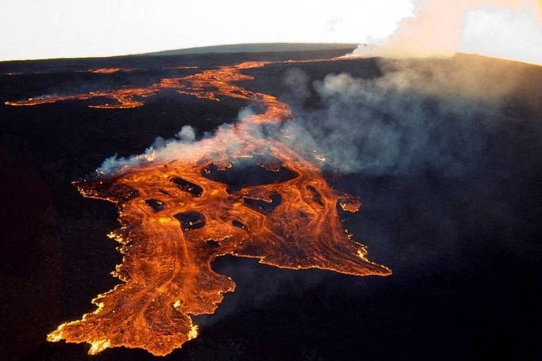 Lava expelida pelo Mauna Loa, o maior vulcão ativo do mundo