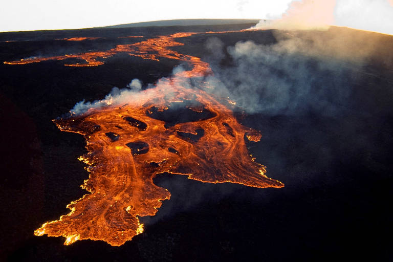 Lava expelida pelo Mauna Loa, o maior vulcão ativo do mundo