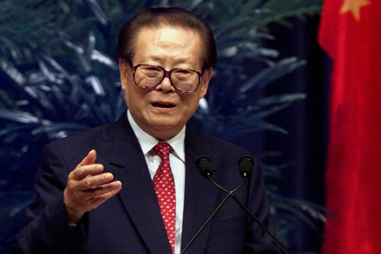 O ex-líder chinês Jiang Zemin gesticula durante discurso em evento nos EUA