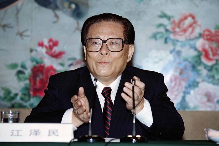 No poder entre 1989 e 2002, Jiang Zemin assumiu com a missão de reprimir manifestações e reafirmar a autoridade do partido. Em seu período, a China ingressou na Organização Mundial do Comércio