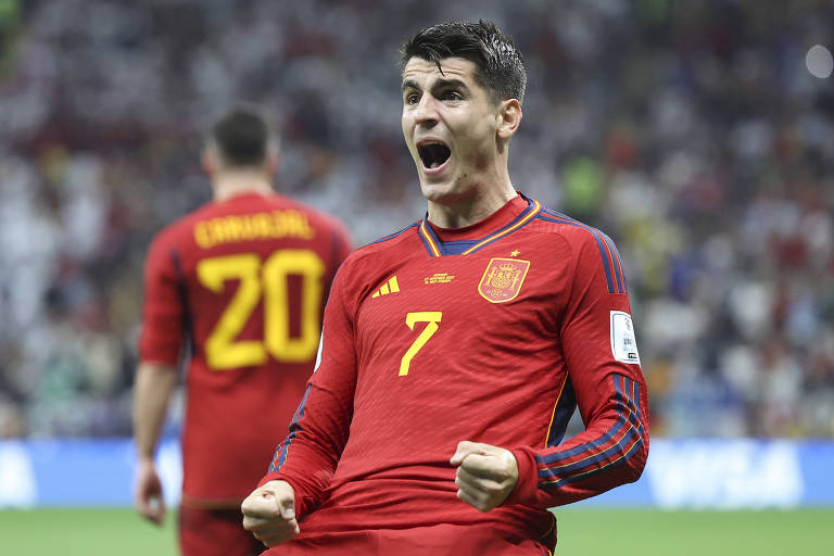 Com uniforme vermelho e o número 7 em amarelo na frente da camisa, o espanhol Álvaro Morata comemora o gol que fez na partida contra a Alemanha em Al Khor, na Copa do Qatar