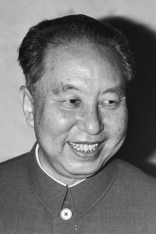 Hua Guofeng, líder da China entre 1976 e 1981, assumiu a liderança do partido após a morte de Mao e promoveu a crítica sobre os excessos da Revolução Cultural