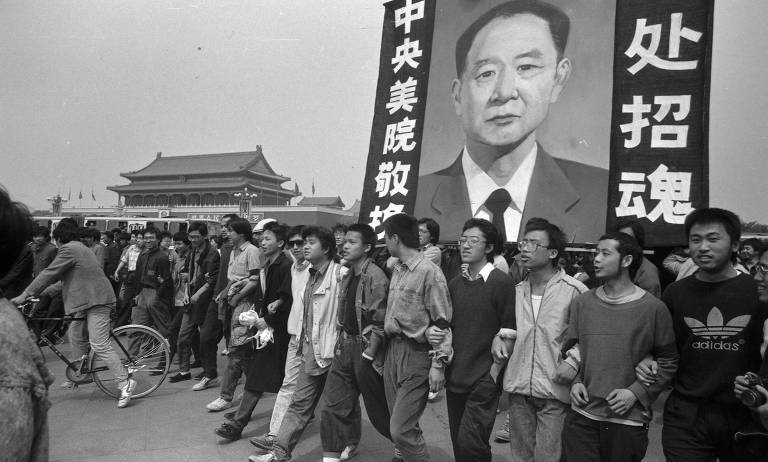 Cartaz exibe imagem de Hu Yaobang, líder do partido ao longo o governo de Deng Xiaoping, entre 1981 e 1987, e ligado à ala reformista. Sua morte, em 1989, deflagrou os protestos na praça da Paz Celestial, em Pequim