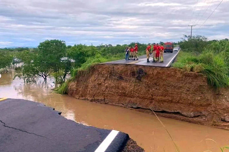 Três veículos caíram em cratera formada nesta quarta (30) após fortes chuvas na rodovia SE-290, entre Itabaianinha e Tobias Barreto; uma morte foi confirmada no local