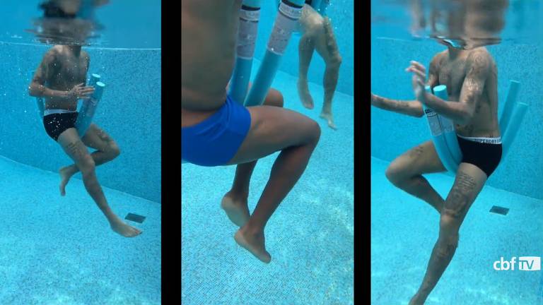 Imagens de Neymar, de sunga preta, e de Alex Sandro, de sunga azul, exercitando-se na piscina, em Doha
