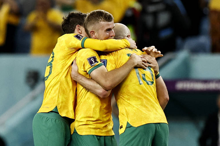 Jogadores da Austrália comemoram a classificação para a fase eliminatória