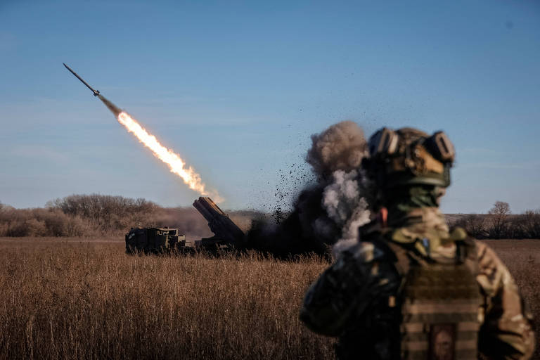 Militares ucranianos disparam foguetes contra alvos russos na região de Donetsk 