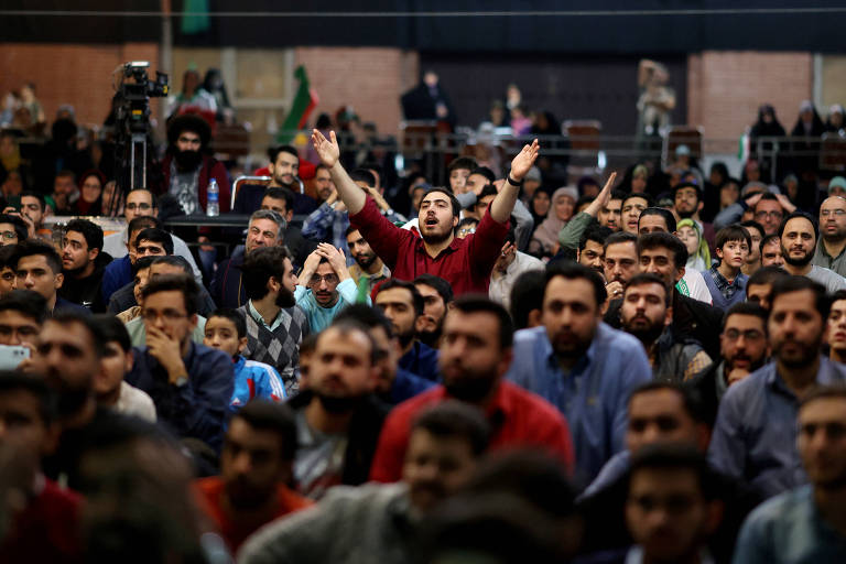 Iranianos assistem à partida entre Irã e EUA, em mesquita da capital Teerã