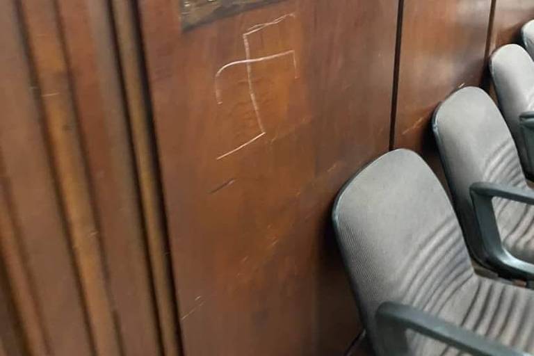 Suástica pichada em parede de sala de aula da Faculdade de Direito da USP