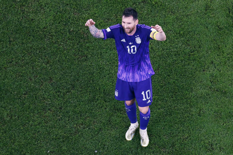 Capitão da Argentina e usando a camisa 10, Messi comemora no estádio 974, em Doha, a classificação da Argentina para a próxima fase da Copa do Qatar 