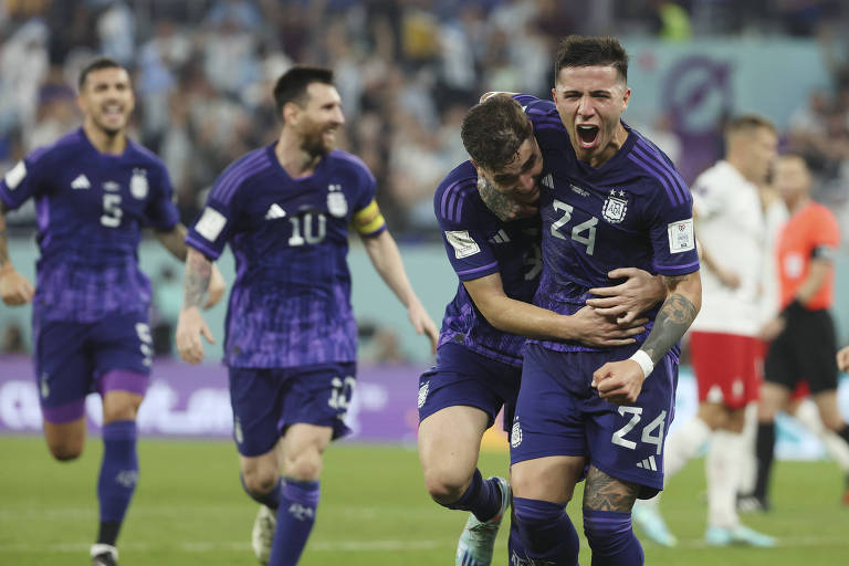 Fernandez abraça Alvarez, autor do segundo gol da Argentina contra a Polônia