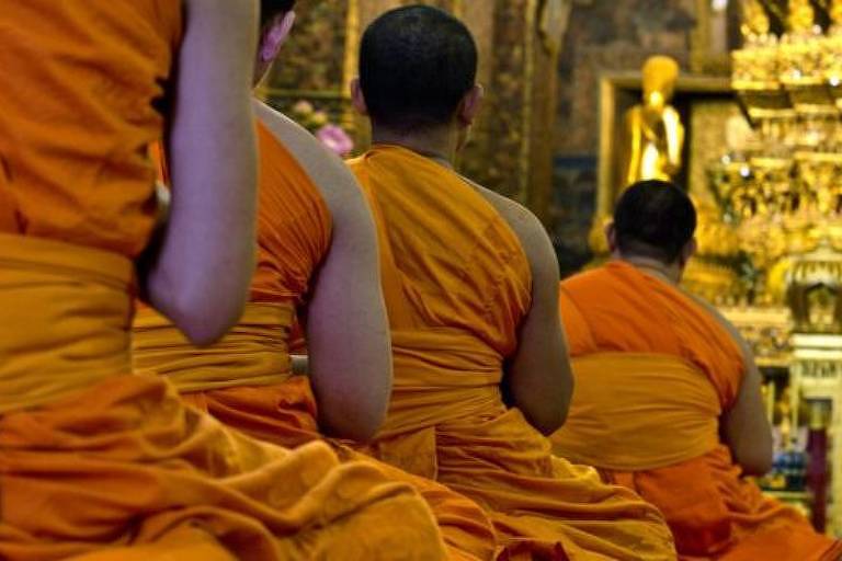 Monges budistas em templo