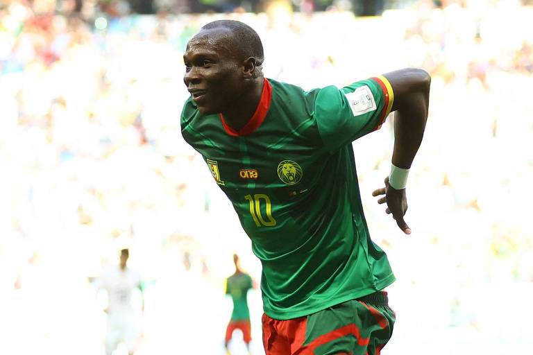 Número 10 na frente da camisa verde, o atacante Aboubakar, de Camarões, comemora gol contra a Sérvia no estádio Al Janoub, em Wakrah, na Copa do Qatar