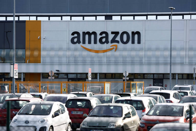 Logo da Amazon em centro logístico da empresa em Paris, na França 