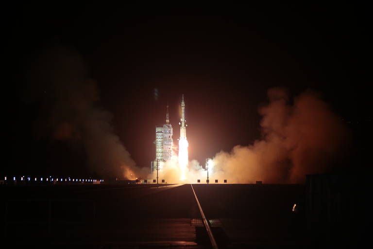 China lança astronautas para estação espacial