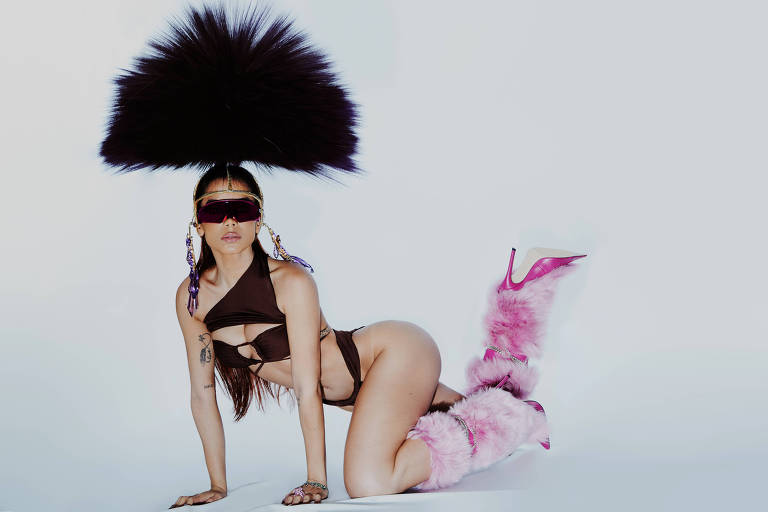 A cantora Anitta na capa do disco 'À Procura da Anitta Perfeita'