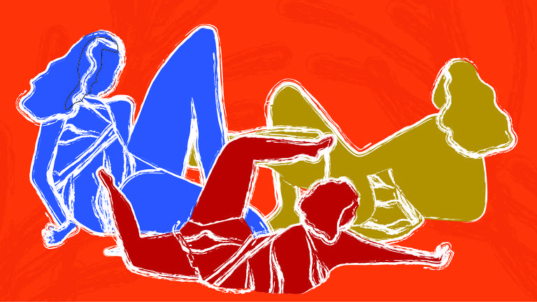 A ilustração, de fundo laranja, apresenta três figuras femininas com corpos distintos, cada uma delas está sentada em uma posição diferente, mas todas se entrelaçam. Uma delas tem a cor azul, a outra a cor amarelo claro e a terceira é vermelha.