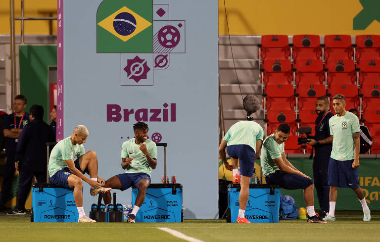 Daniel Alves sobrevive a lesões e críticas para jogar pelo Brasil