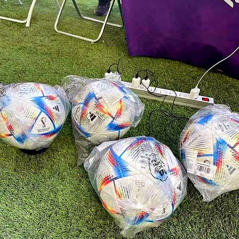 Bolas da Copa do Mundo foram registradas carregando na tomada no Catar e a foto viralizou na Web