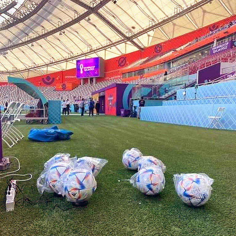 Bolas da Copa do Mundo foram registradas carregando na tomada no Qatar e a foto viralizou na Web
