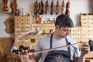 Luthiers defendem uso de pau-brasil para fazer arcos de violino :  Luthier Andre Amaral,38, observa de arco de violoncelo de madeira  pau brasil  confeccionado por ele.  Musicos se mobilizam para que o pau-brasil possa continuar sendo usado para fazer instrumentos musicais e arcos para violino e violoncelo