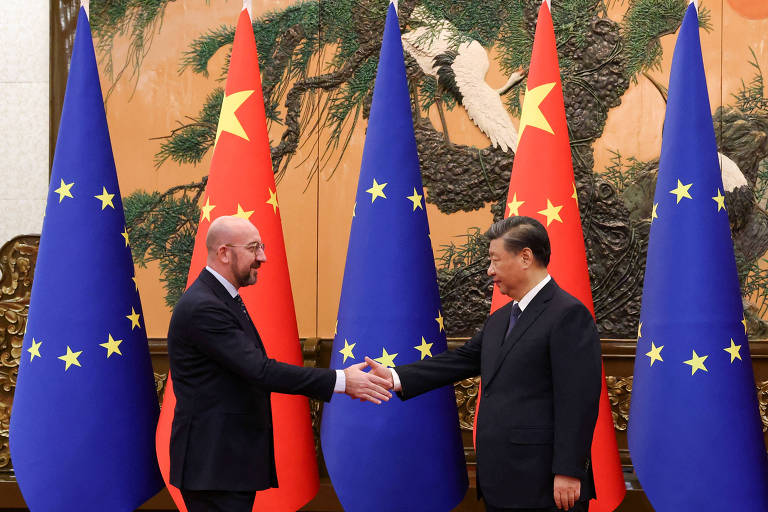   O presidente do Conselho Europeu, Charles Michel, cumprimenta o líder chinês, Xi Jinping, durante encontro em Pequim